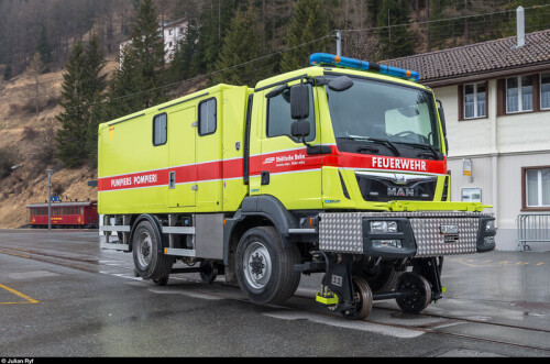 eines neuen zweiwege feuerwehrfahrzeuge rhb steht 1002748