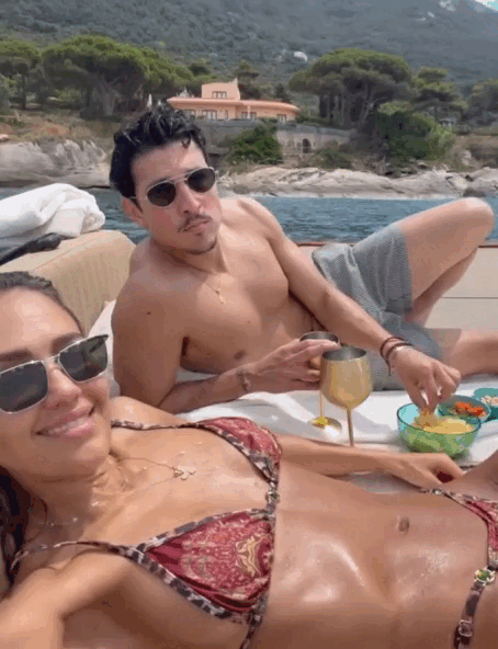 8731e37e556501dcf8b3dcb7ba51f555.gif