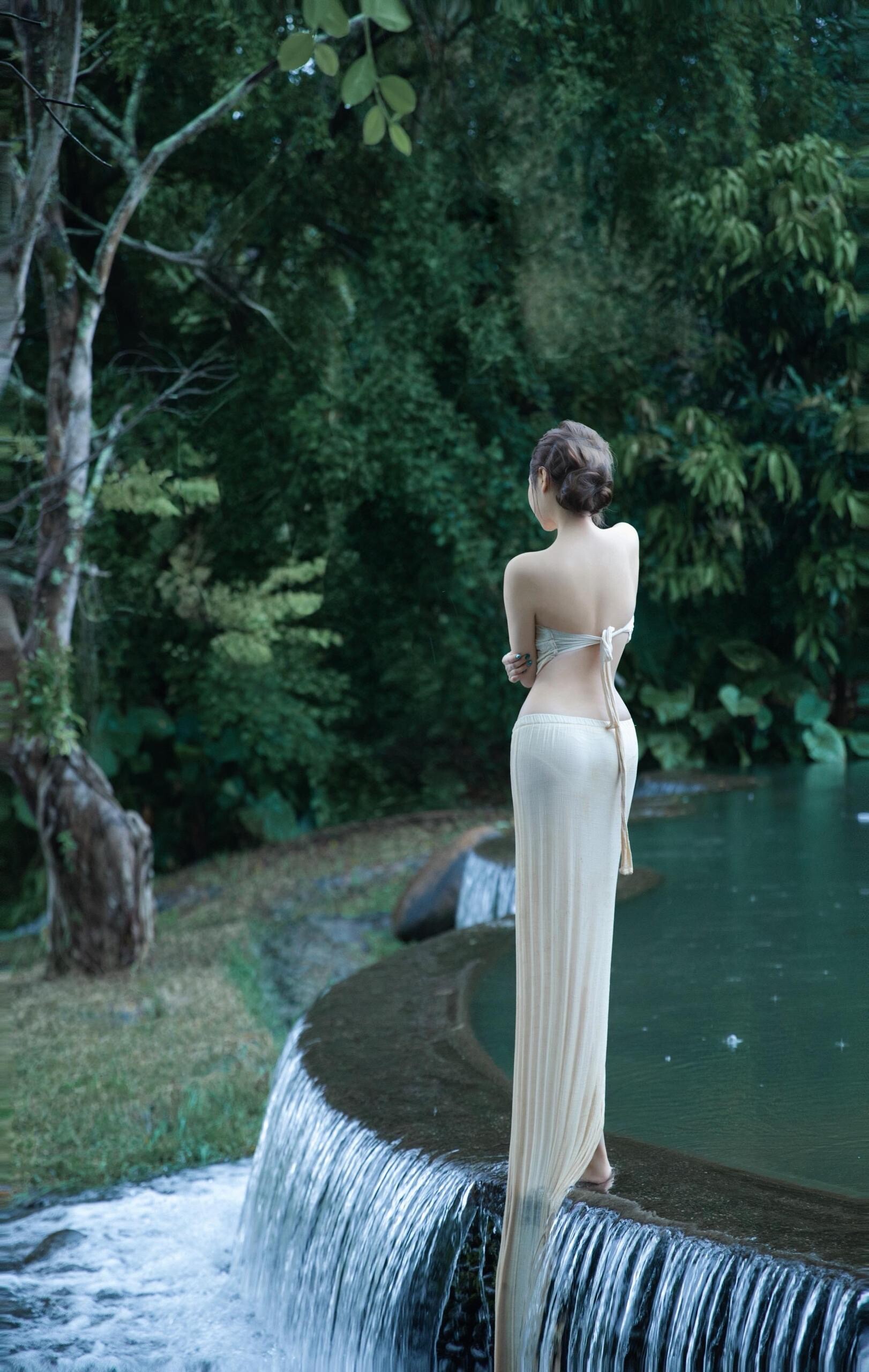 Gái xinh chụp ảnh bên bờ sông